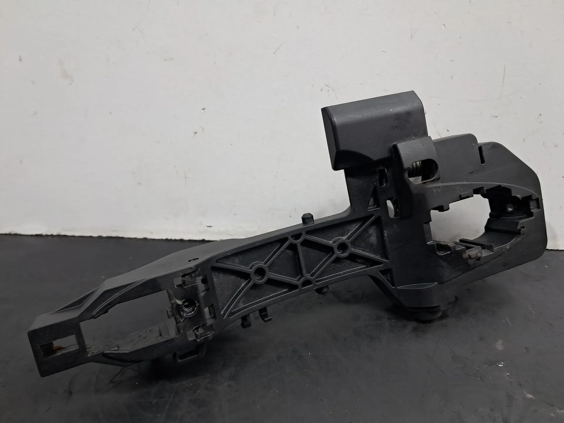 Soporte Manija puerta Delantera Derecha KIA Ceed (JD)