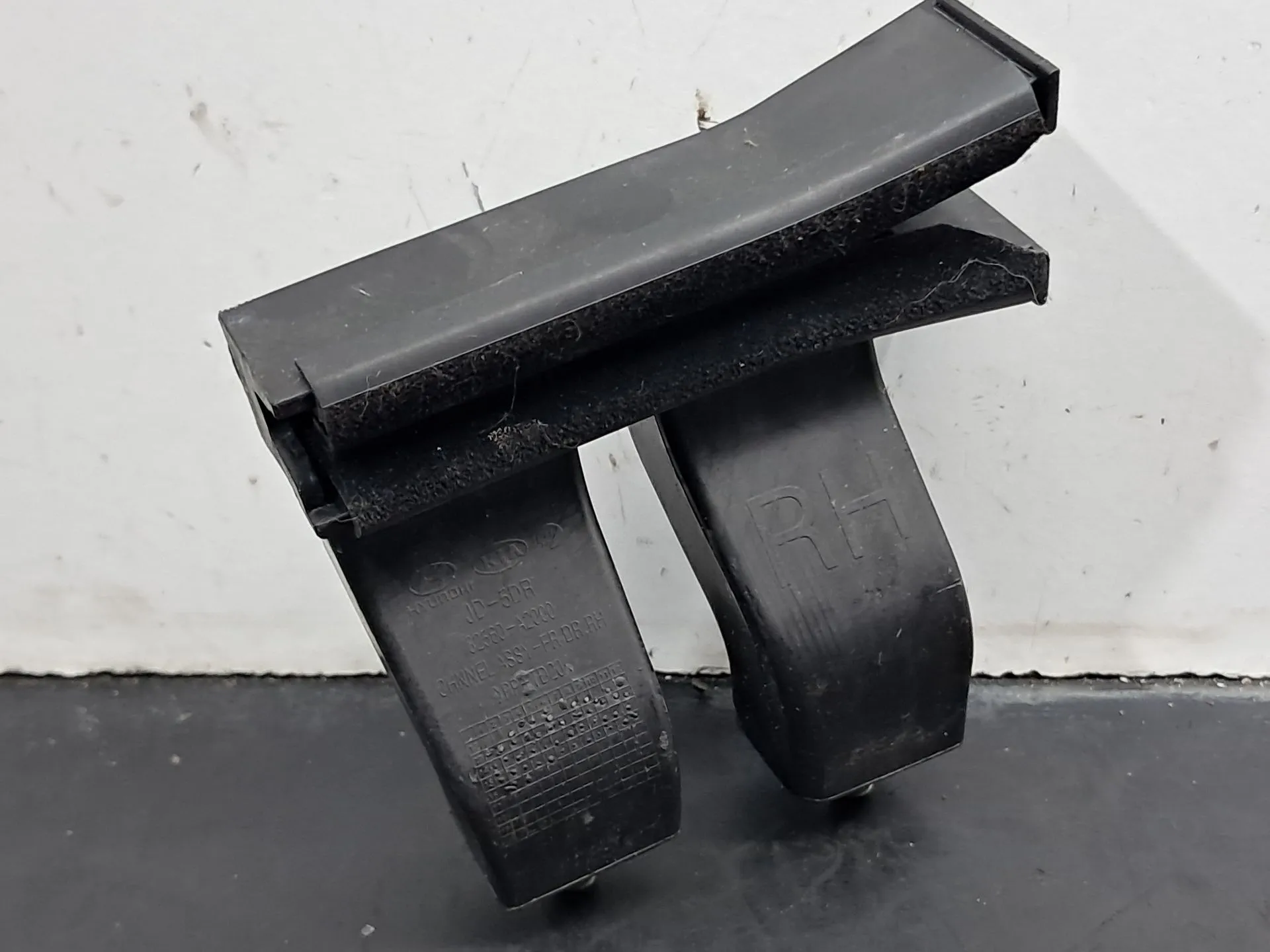 Guía de puerta KIA Ceed (JD)