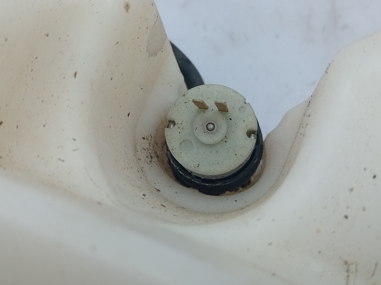 Windshield washer tank PEUGEOT Boxer Imagem-2