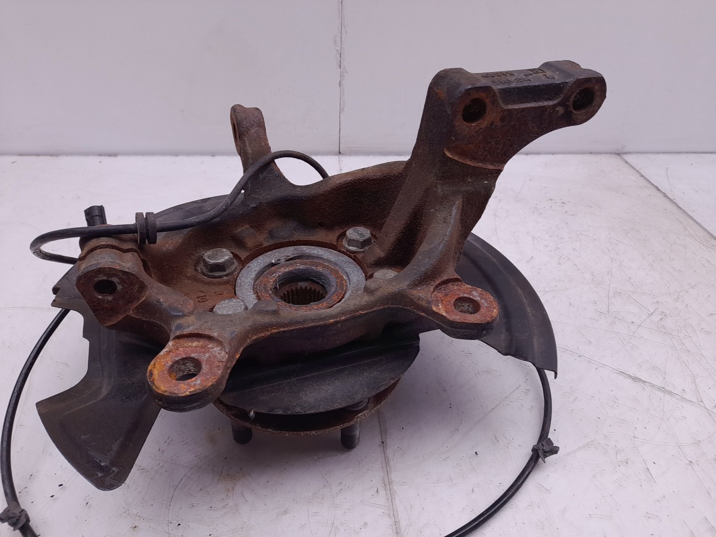 Left front steering knuckle NISSAN Leaf EV (ZE1) Imagem-1