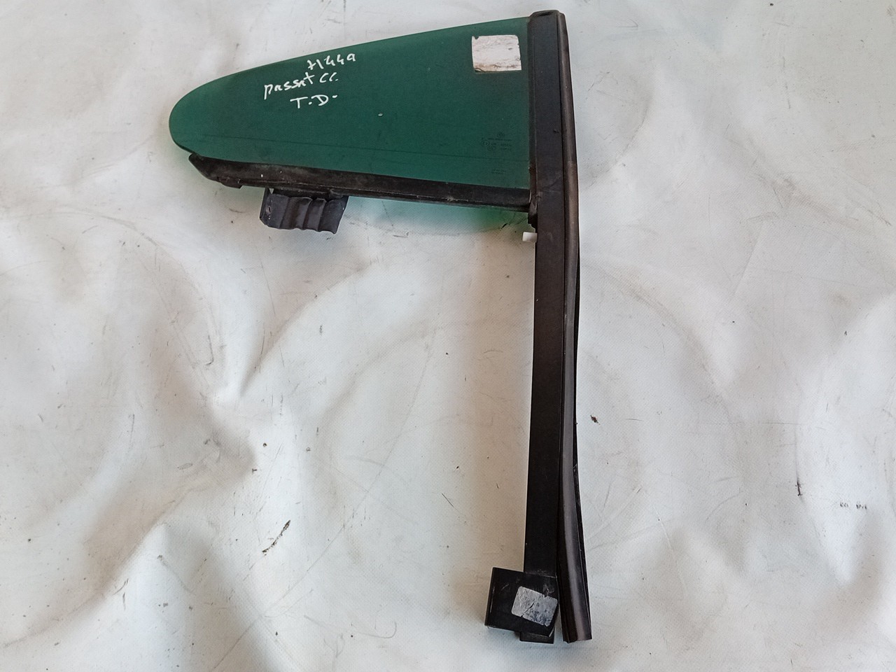 Right rear triangle window
