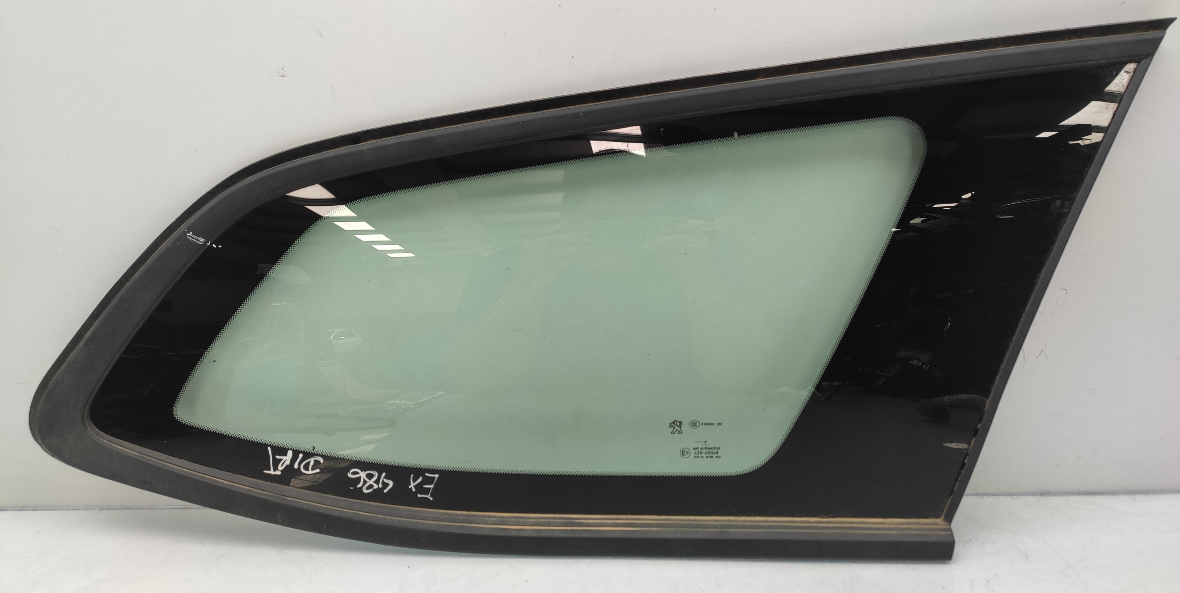 Right rear quarter glass