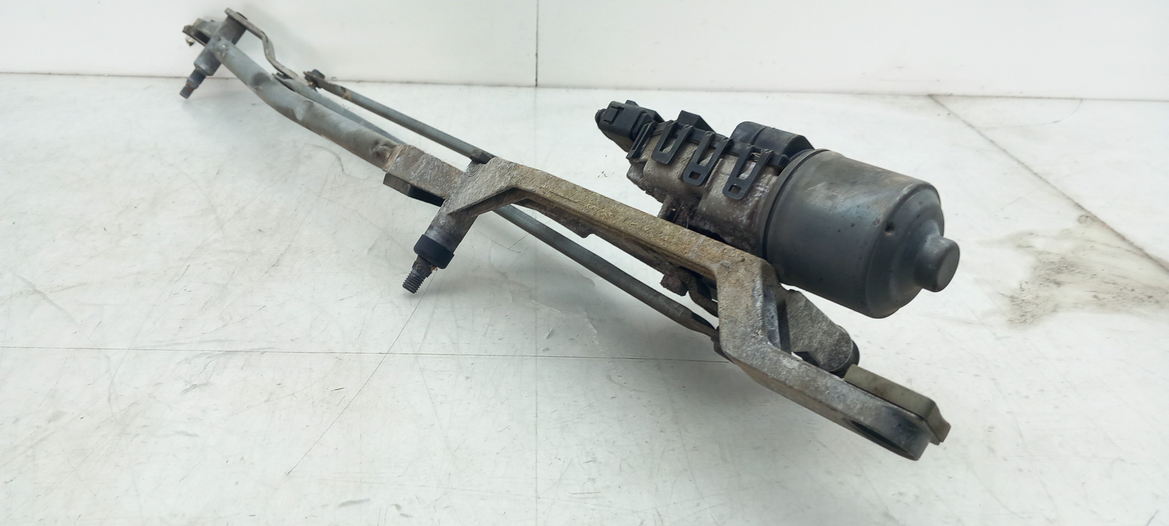 Essuie-glace moteur avant
