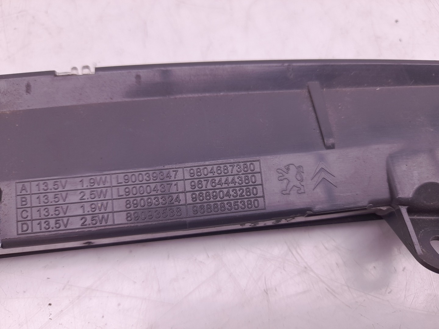 Additional stop light / 3rd stop light PEUGEOT 208 Imagem-2
