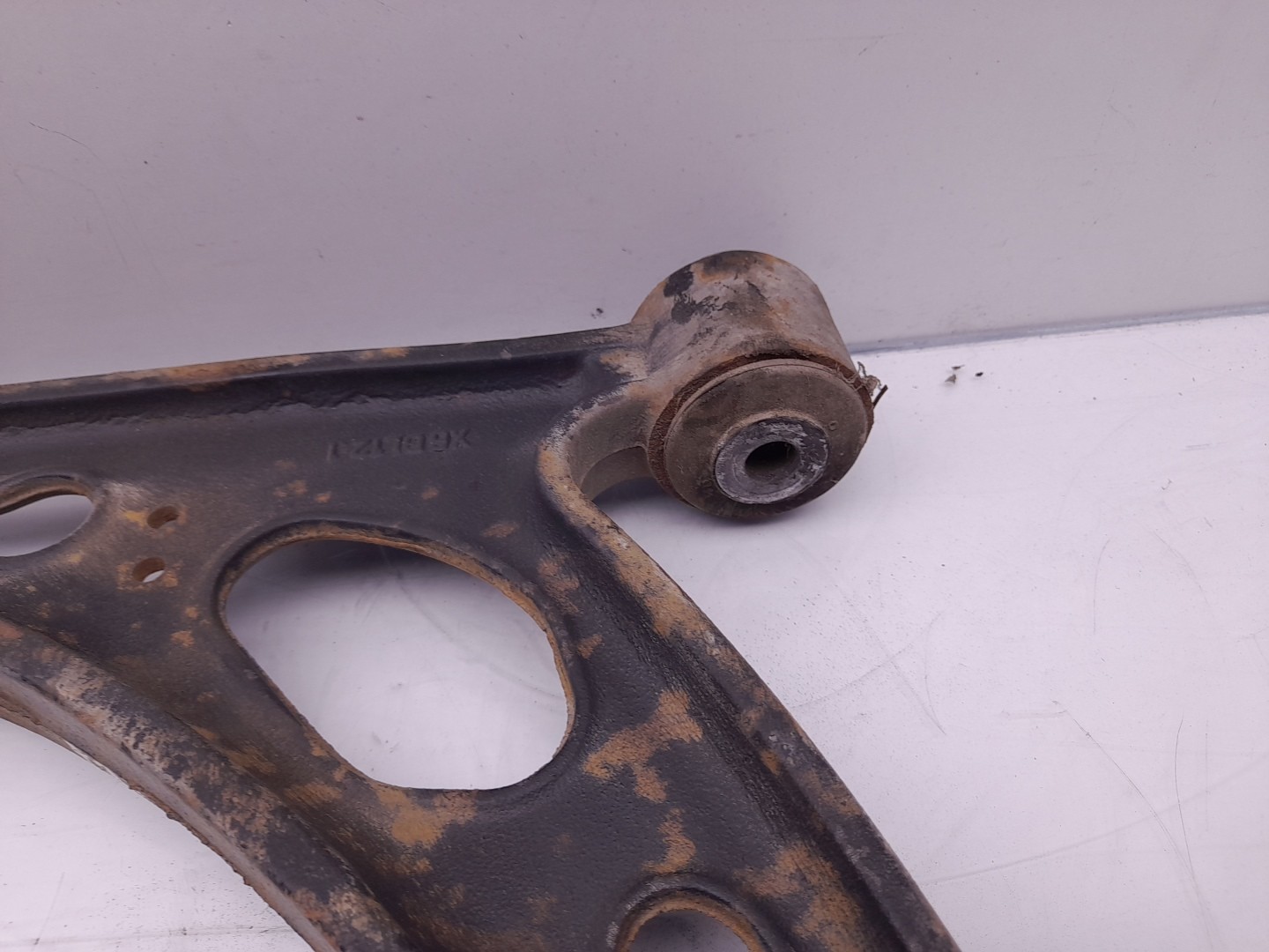 Bras de suspension Avant gauche VOLKSWAGEN Golf V (1K1) Imagem-1