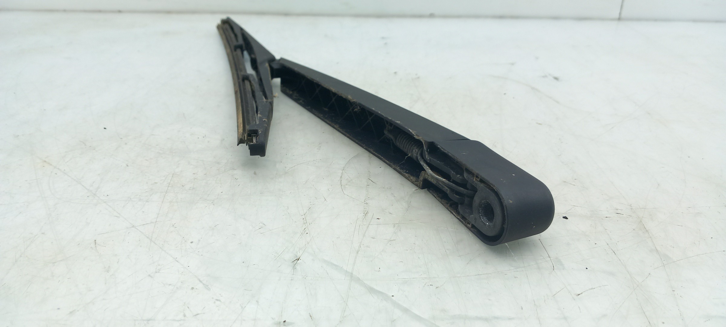 Rear wiper arm