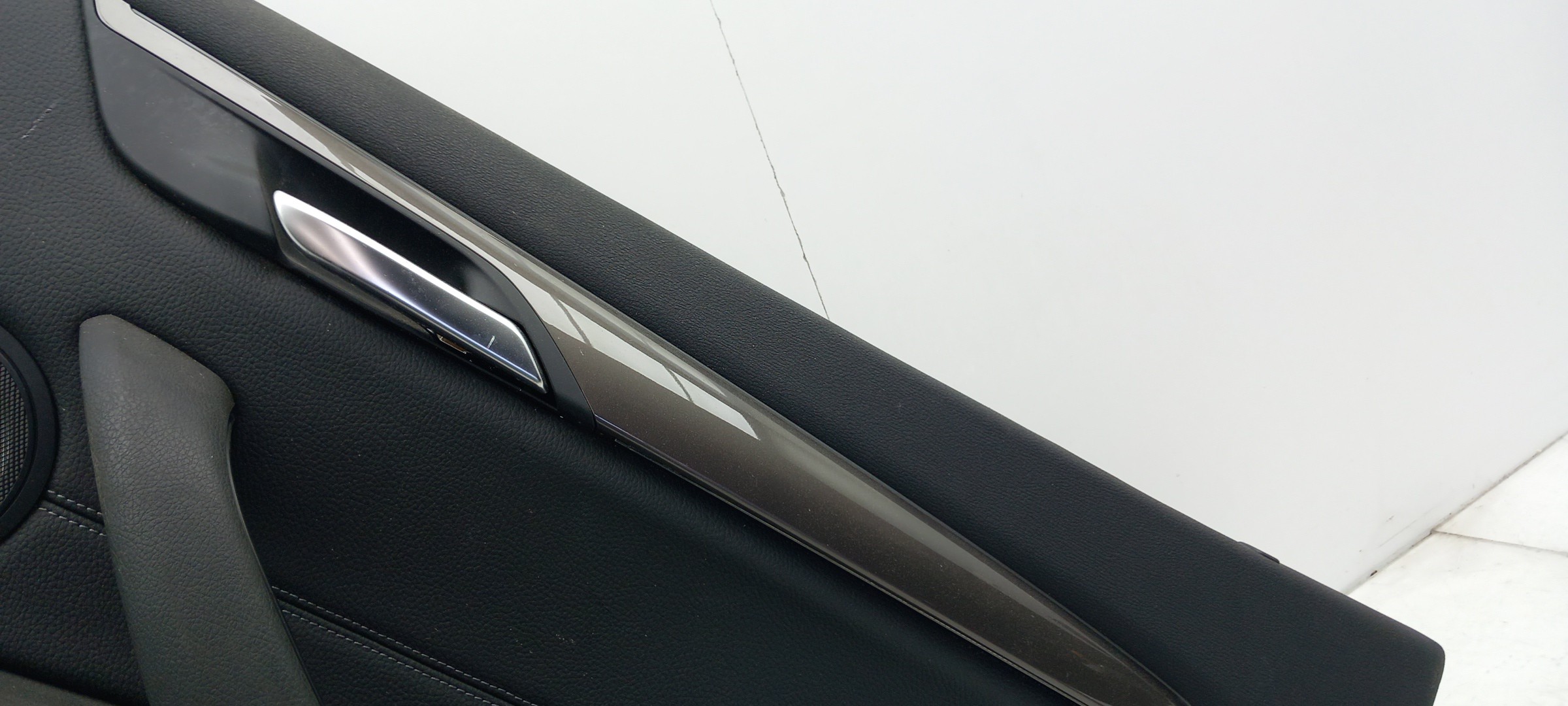 Forra porta / quartela trás direita BMW X1 (F48) Imagem-1