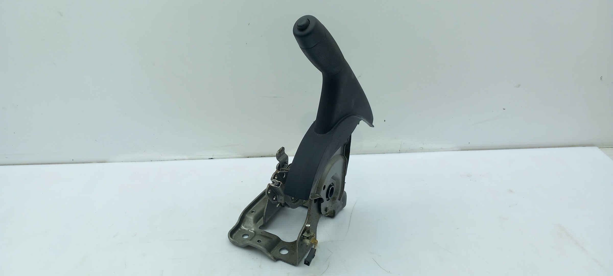 Hand brake / parking brake NISSAN Juke (F15) Imagem-1