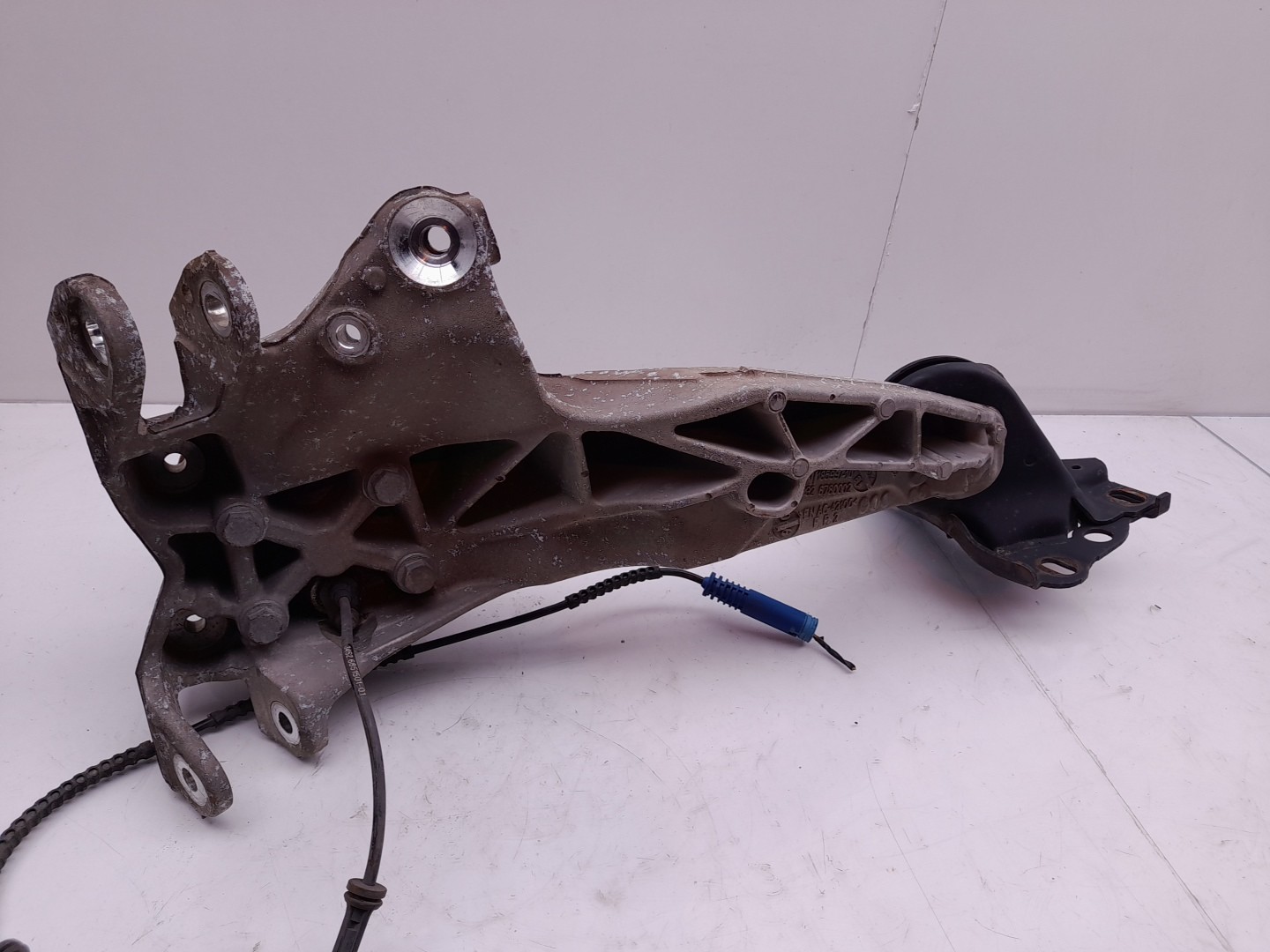 Right rear steering knuckle
