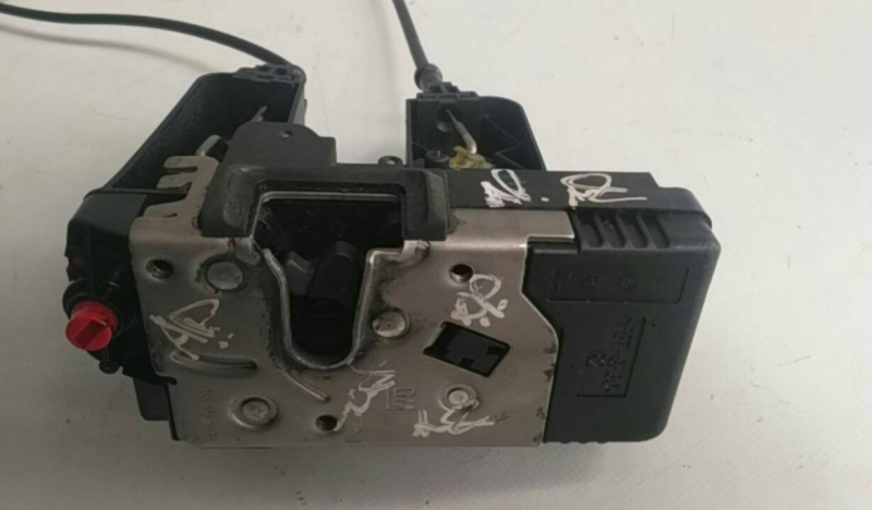 Fechadura / fecho porta trás direito
