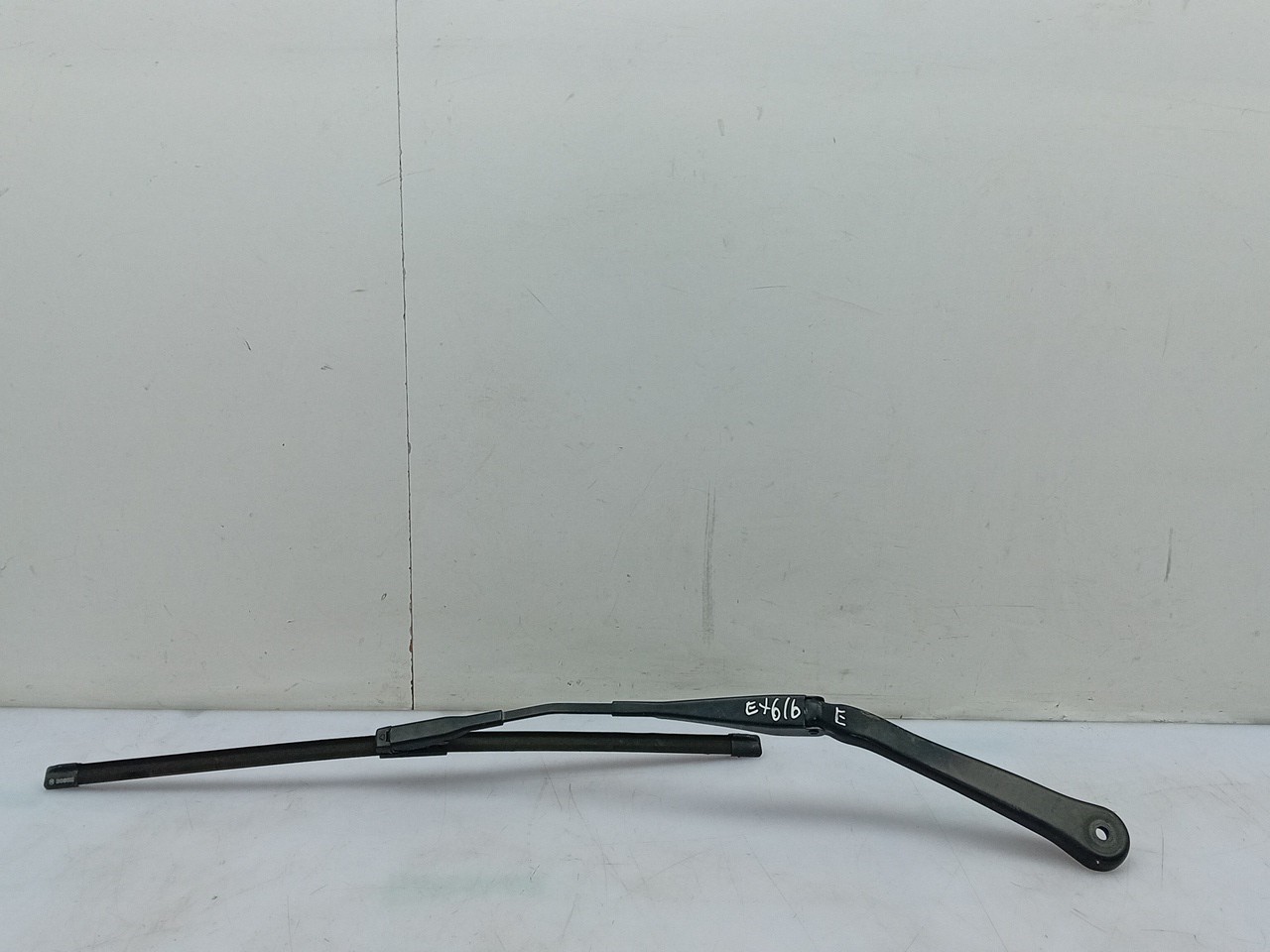Windscreen wiper arm Left front