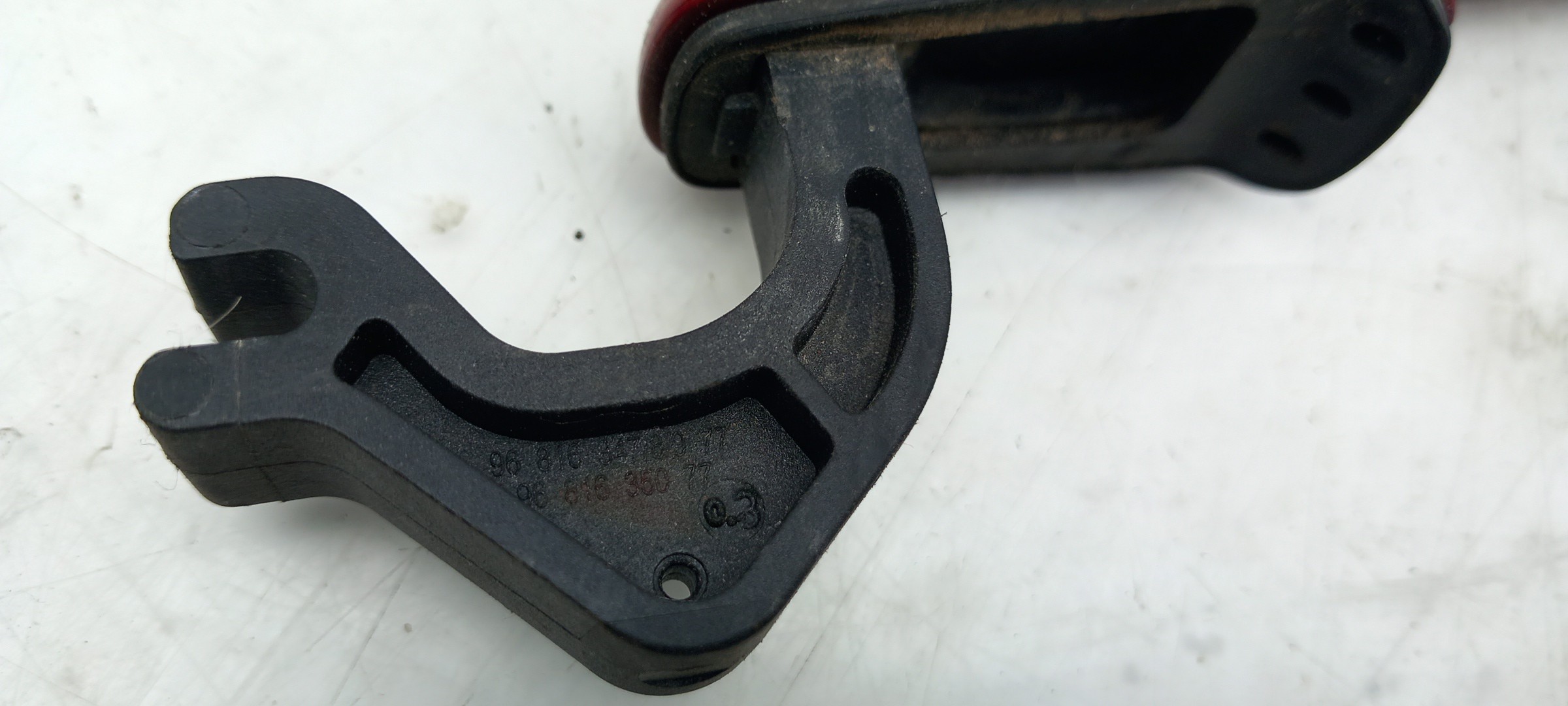 Puxador porta trás direito PEUGEOT 208 Imagem-2