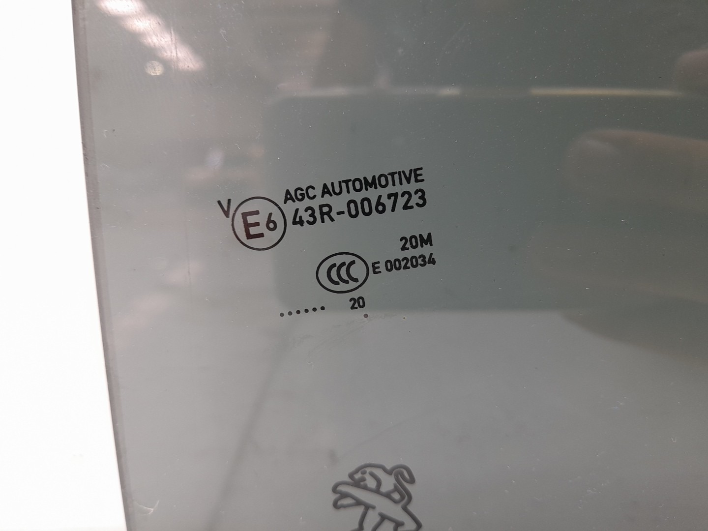 Vidro porta trás esquerdo PEUGEOT 2008 II (U_) Imagem-1