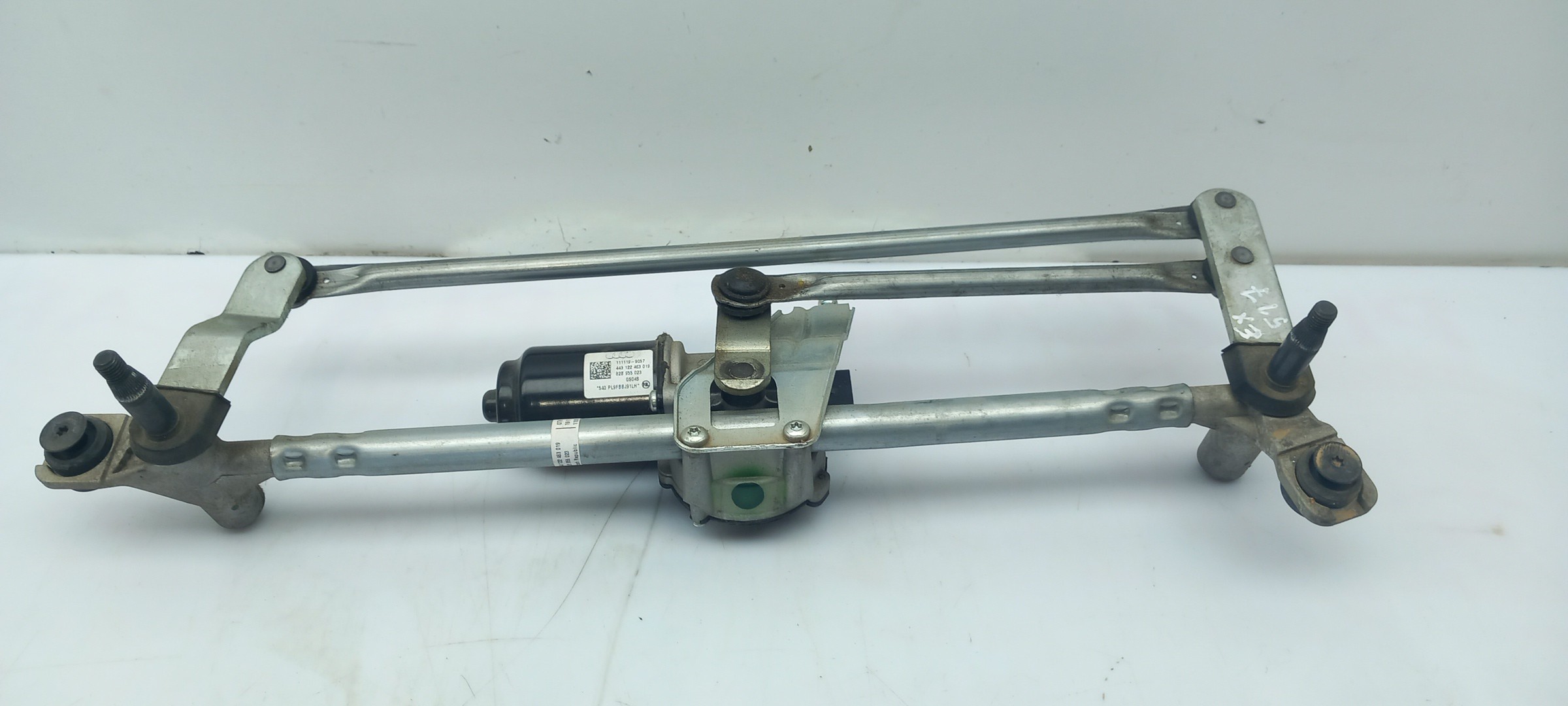 Essuie-glace moteur avant