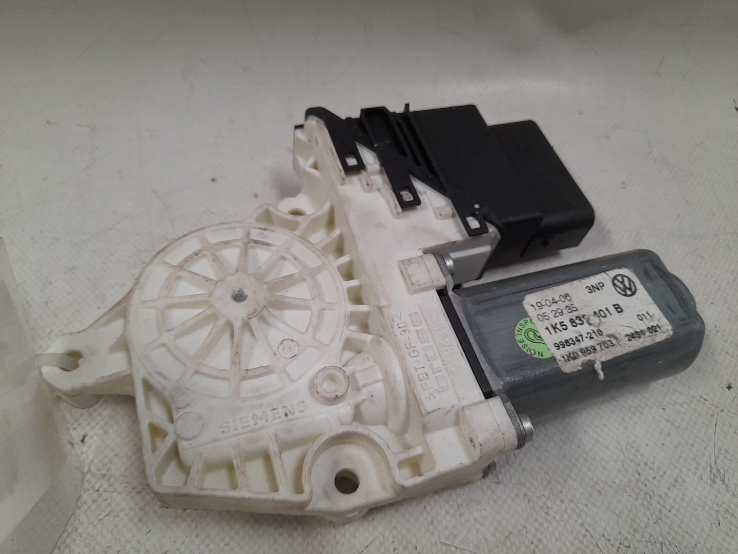 Motor vidro trás direito VOLKSWAGEN Jetta III (1K2) Imagem-1