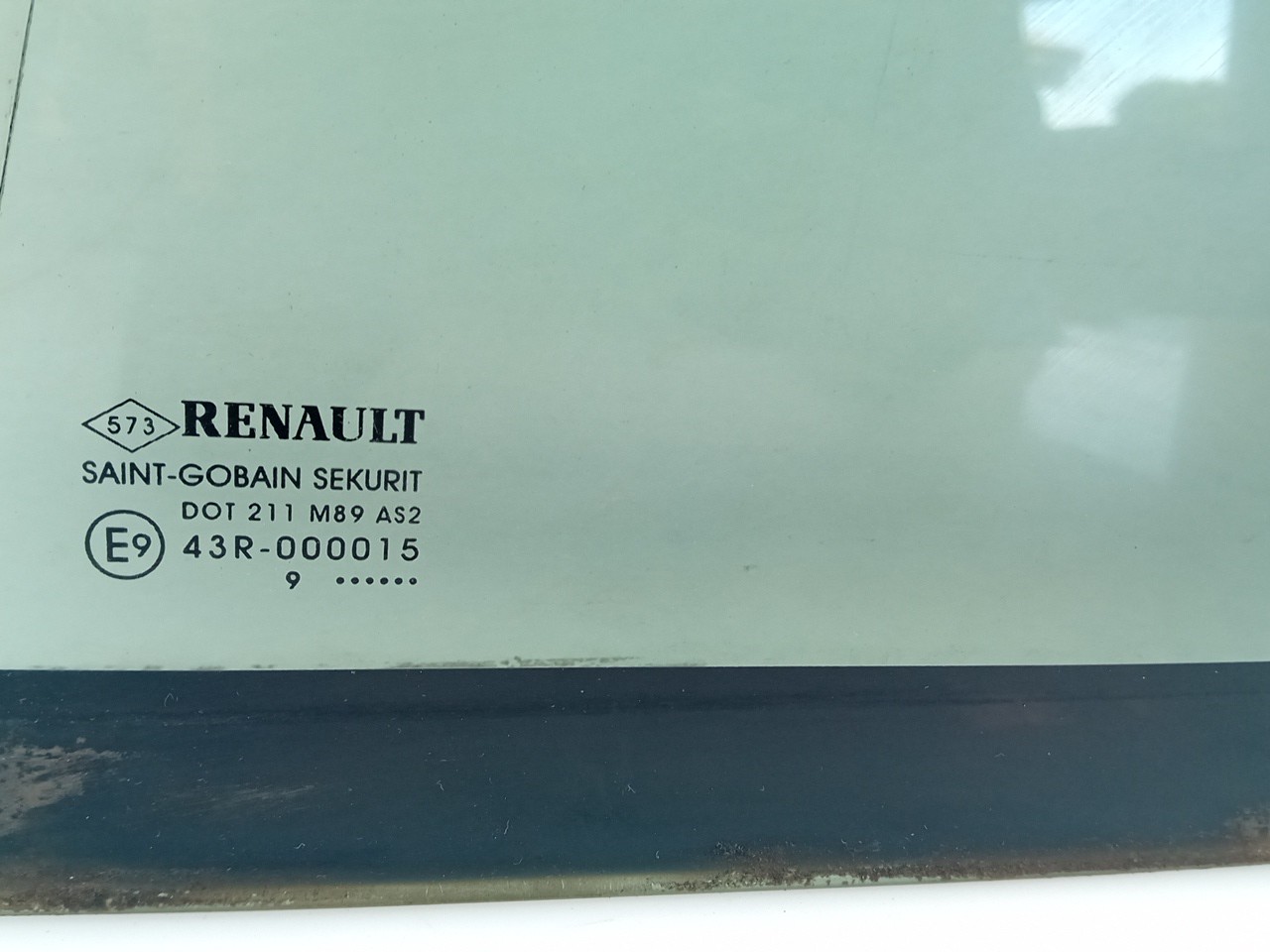 Vidro triangular da porta trás esquerdo RENAULT Megane III Grandtour (KZ0/1) Imagem-1
