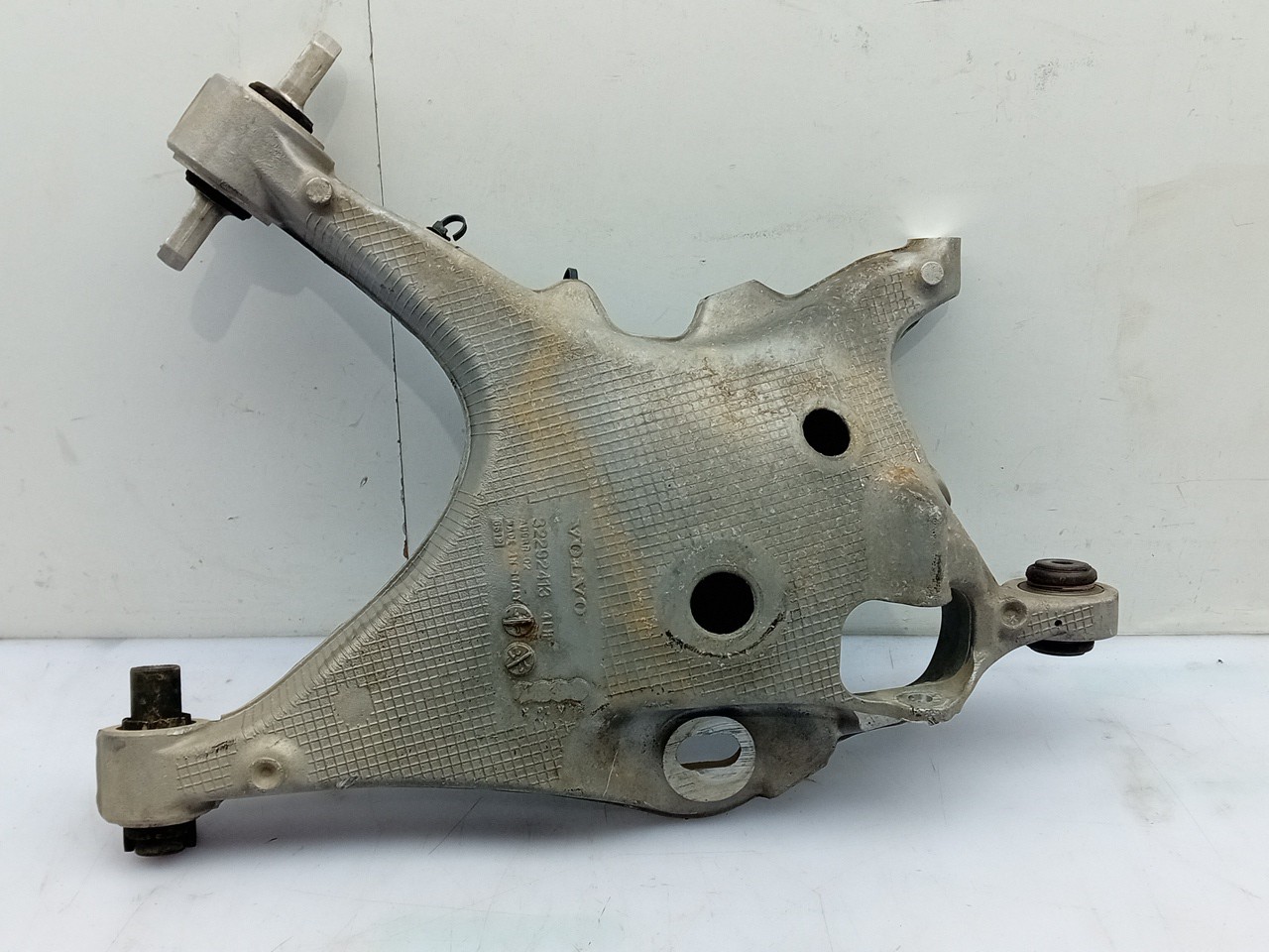Left front suspension arm VOLVO V60 II (225) Imagem-1