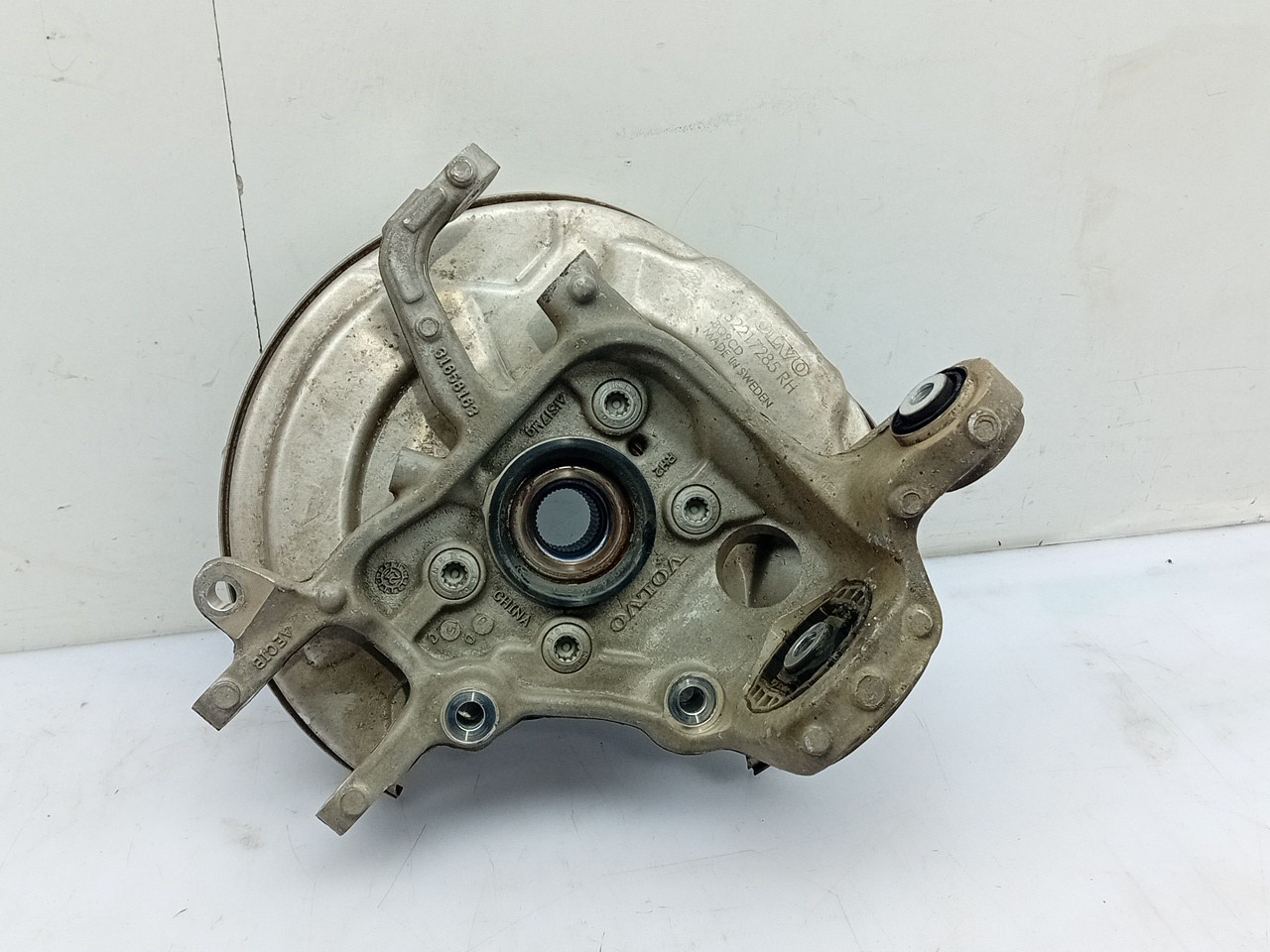 Right rear steering knuckle VOLVO V60 II (225) Imagem-1