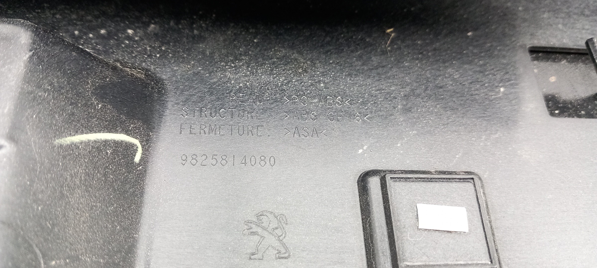 Spoiler / aileron da tampa da mala PEUGEOT 2008 II (U_) Imagem-2