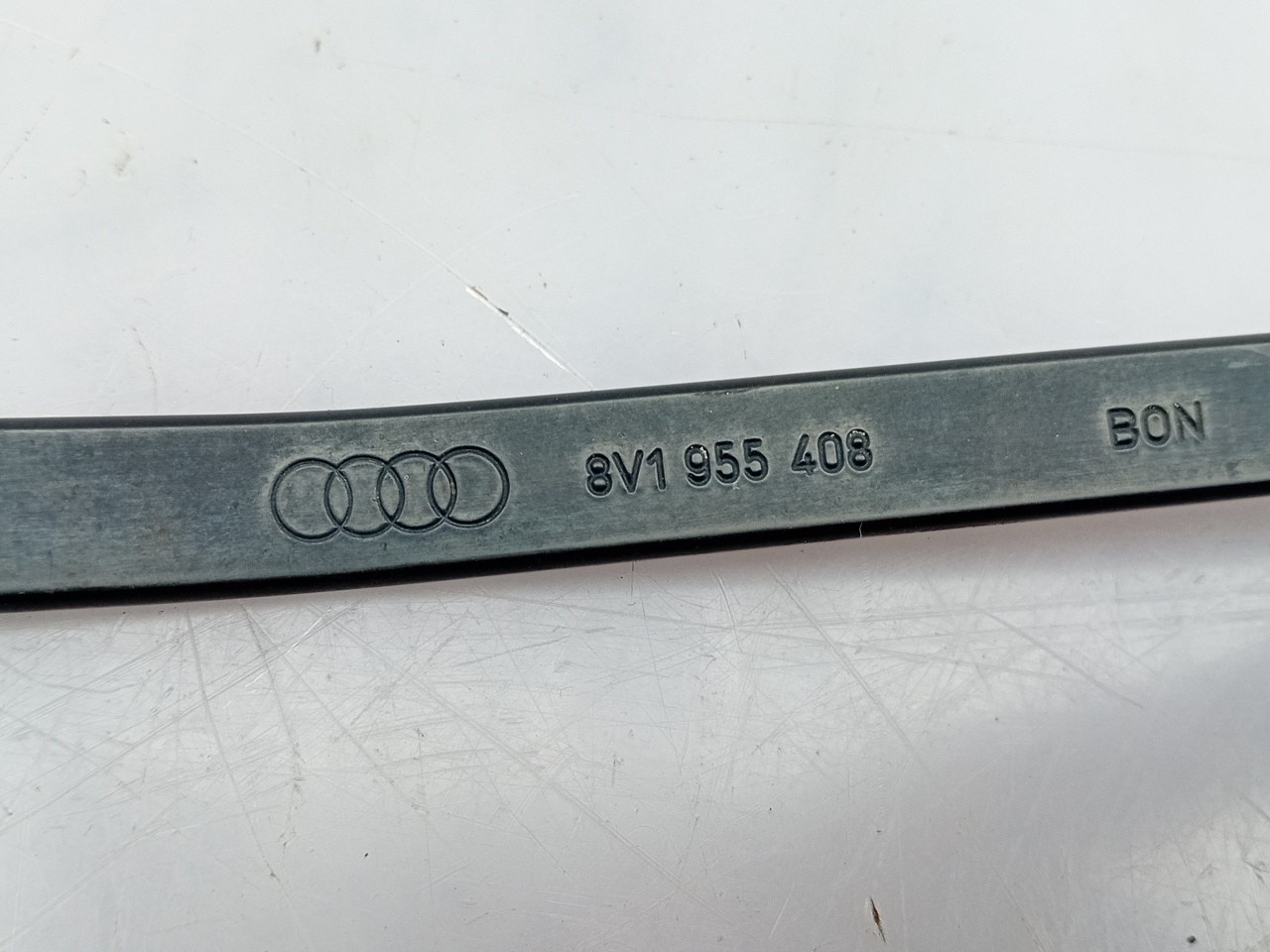 Windscreen wiper arm Right front AUDI A3 Sportback (8VA, 8VF) Imagem-2