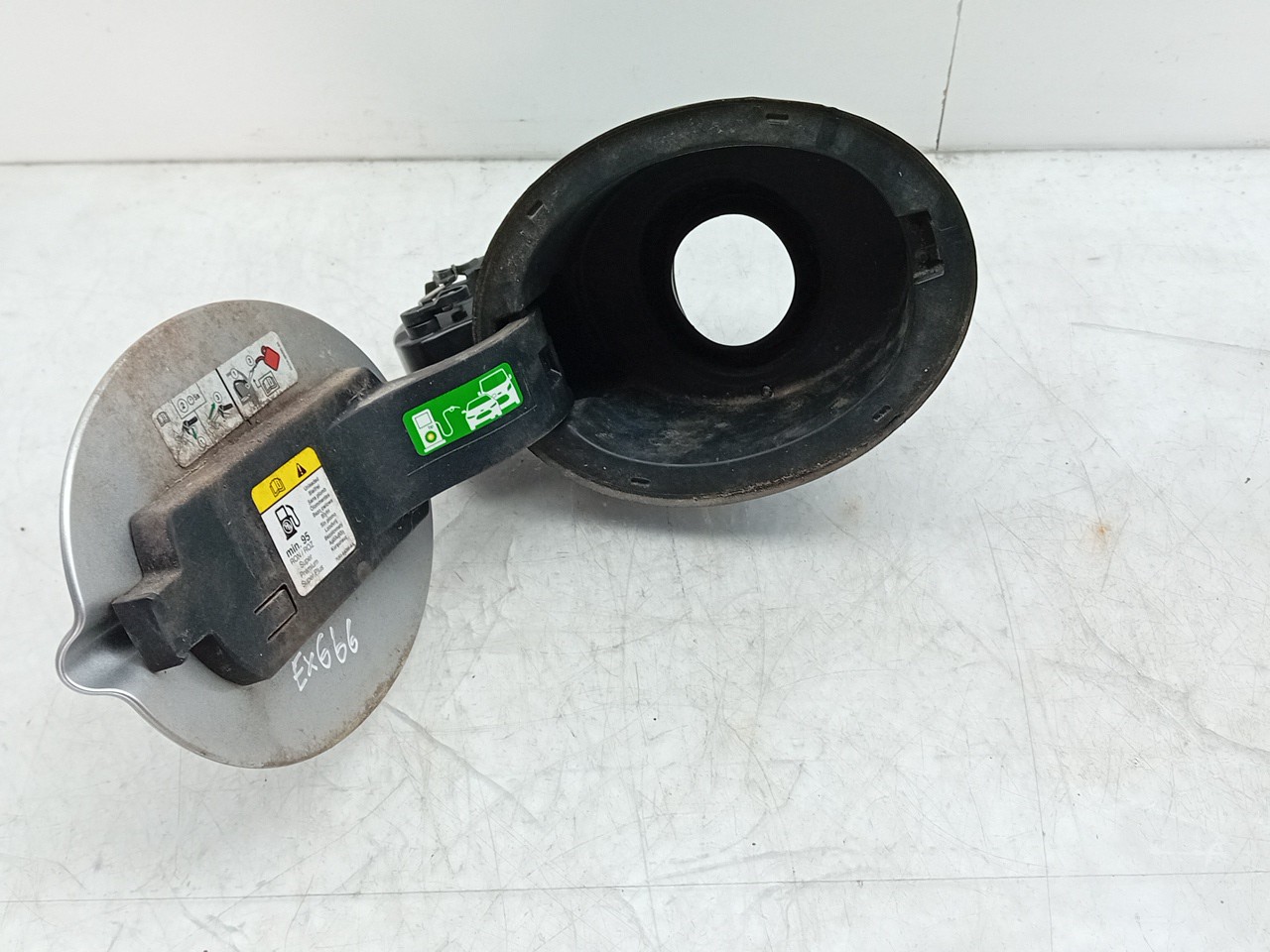 Fuel tank cap FORD Fiesta VII (HJ, HF) Imagem-1