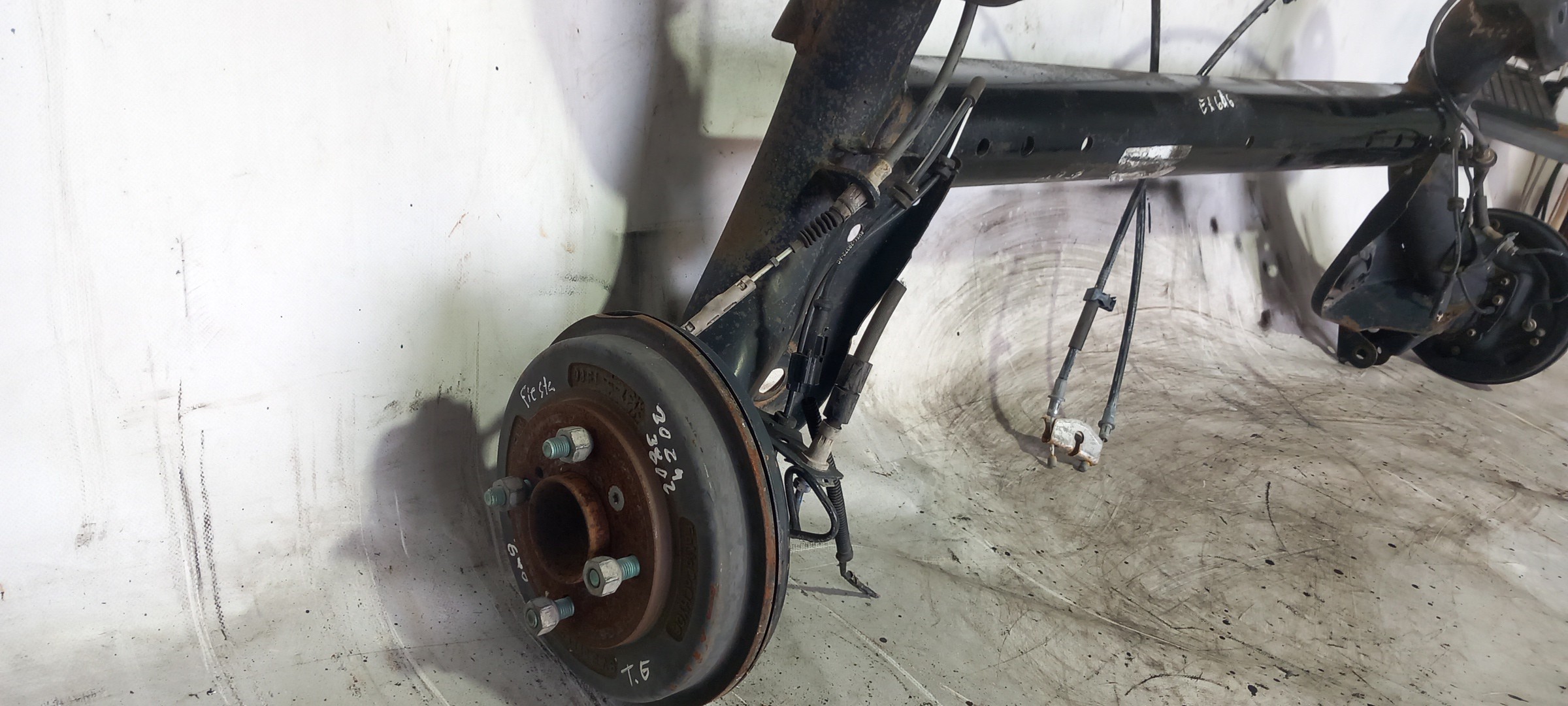 Rear axle with drum brakes FORD Fiesta VII (HJ, HF) Imagem-2
