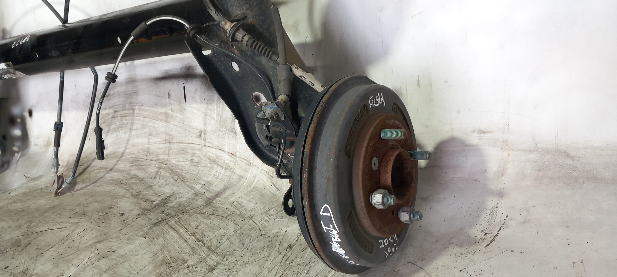 Rear axle with drum brakes FORD Fiesta VII (HJ, HF) Imagem-1