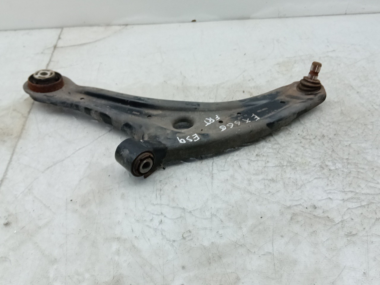 Left front suspension arm FORD Fiesta VII (HJ, HF) Imagem-1