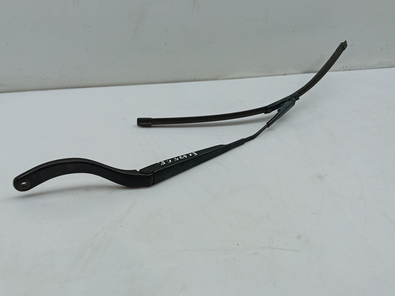 Windscreen wiper arm Left front
