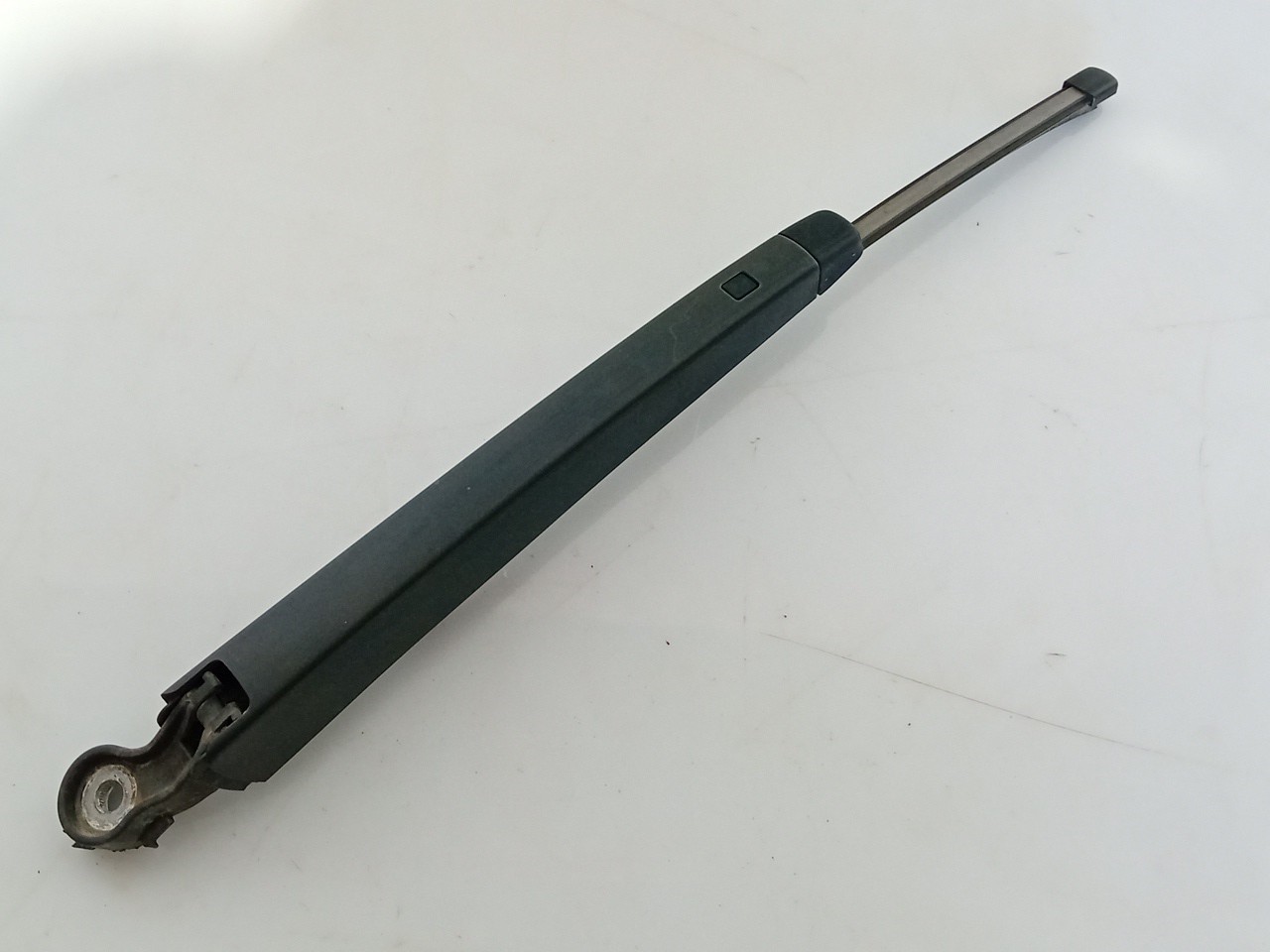 Rear wiper arm