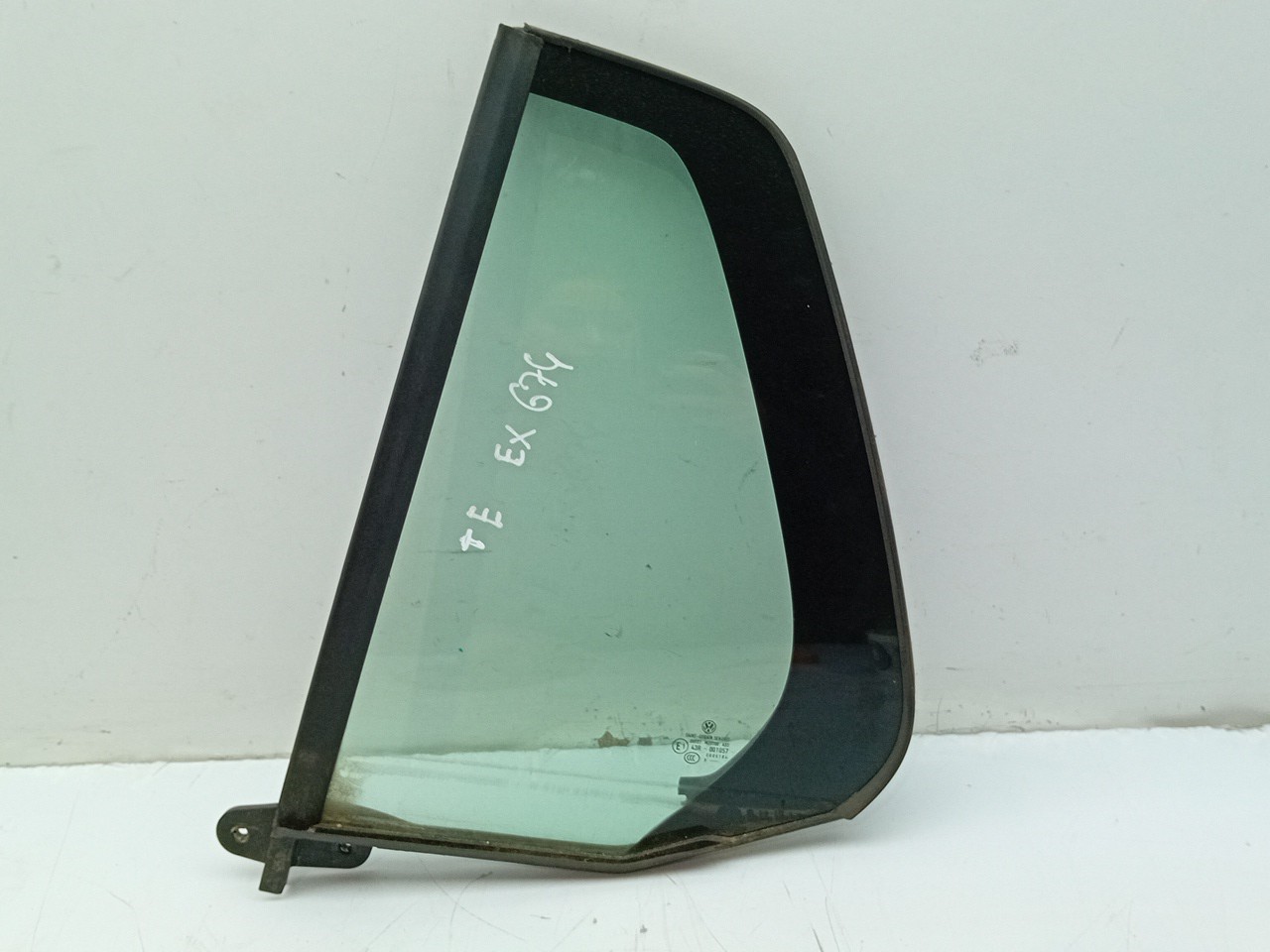 Left rear triangle window