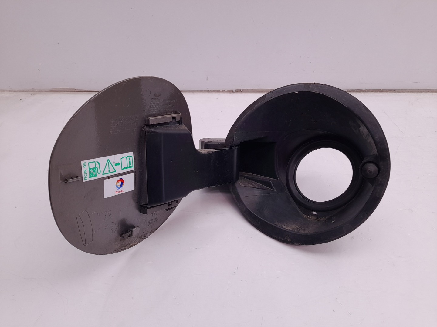 Fuel tank cap PEUGEOT 2008 I (CU_) Imagem-1