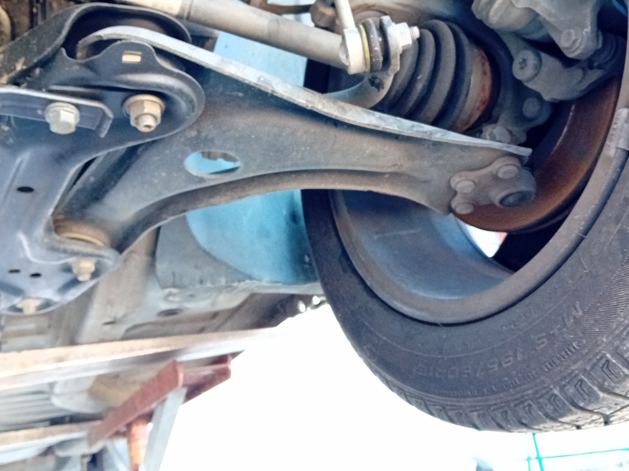Brazo suspensión delantero izquierdo