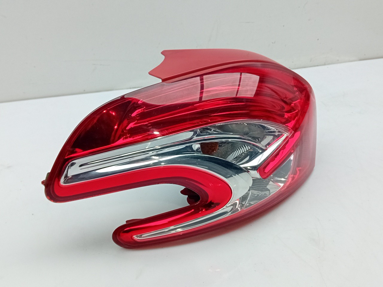 Left Tail light PEUGEOT 208 Imagem-1