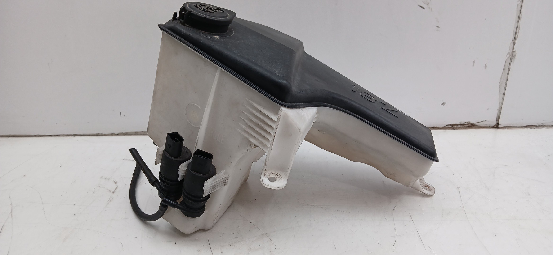 Windshield washer tank BMW X5 (E53) Imagem-1