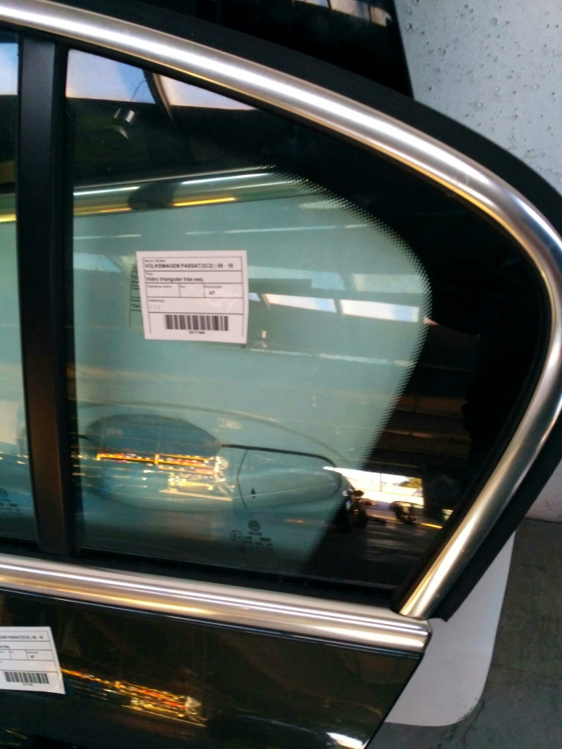 Left rear triangle window