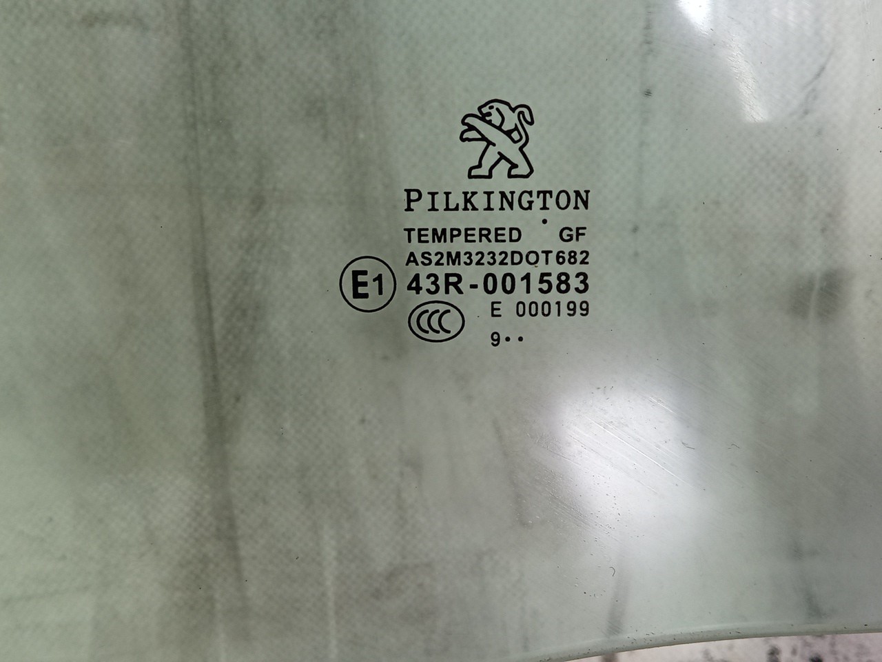 Right rear door glass PEUGEOT 208 Imagem-1
