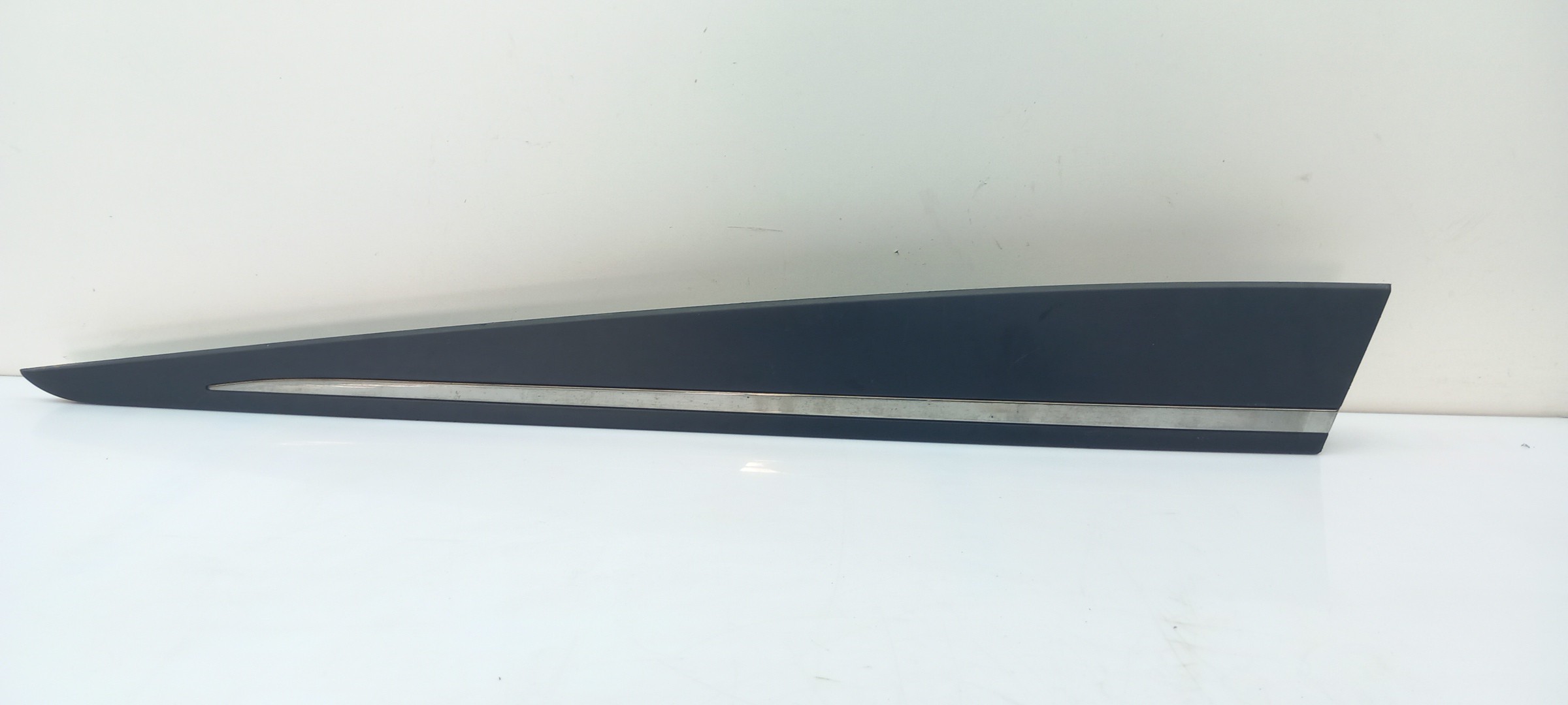 Moldura puerta delantera derecha