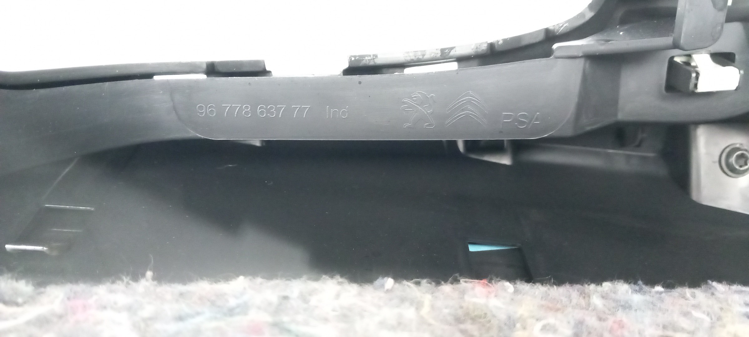 Panneau revêtement console centrale / radio PEUGEOT 2008 I (CU_) Imagem-2