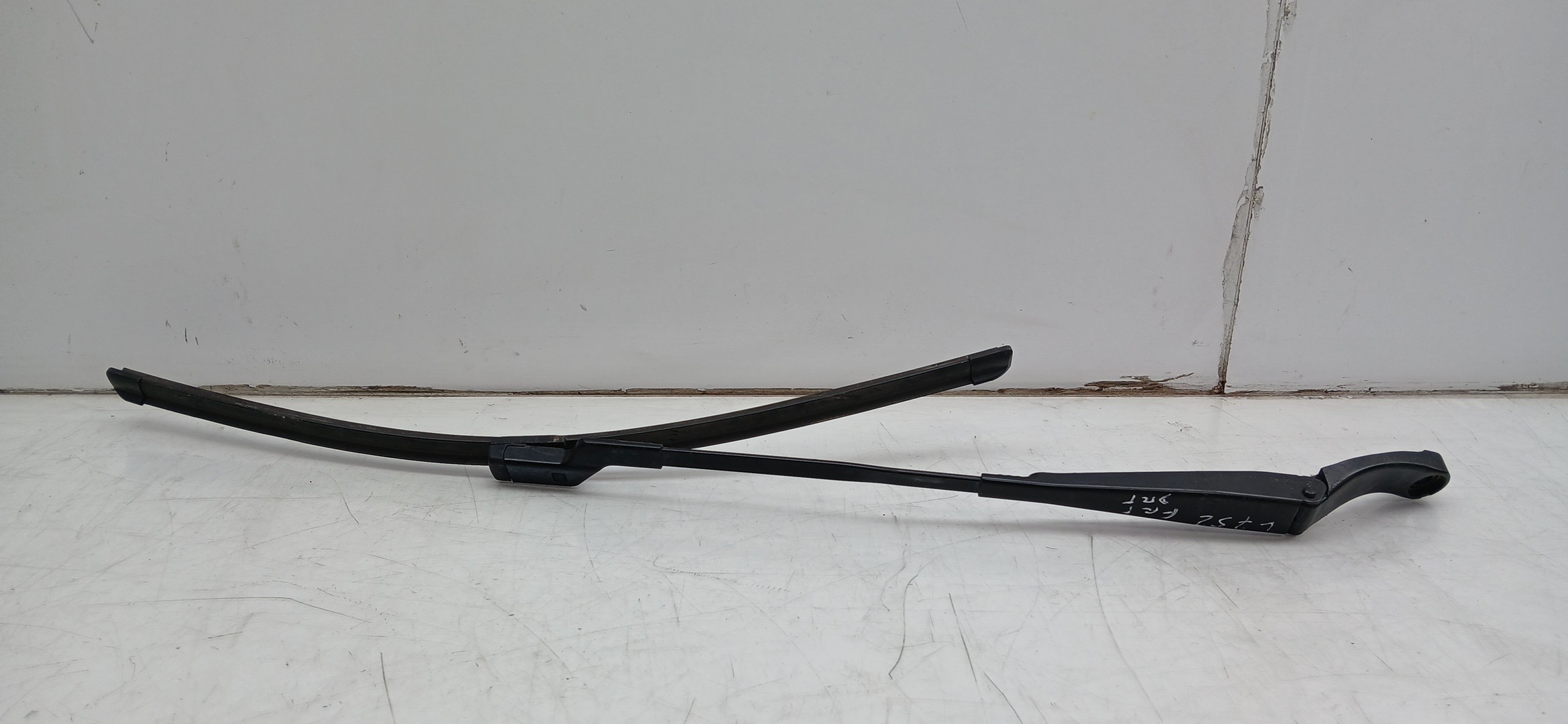 Windscreen wiper arm Right front