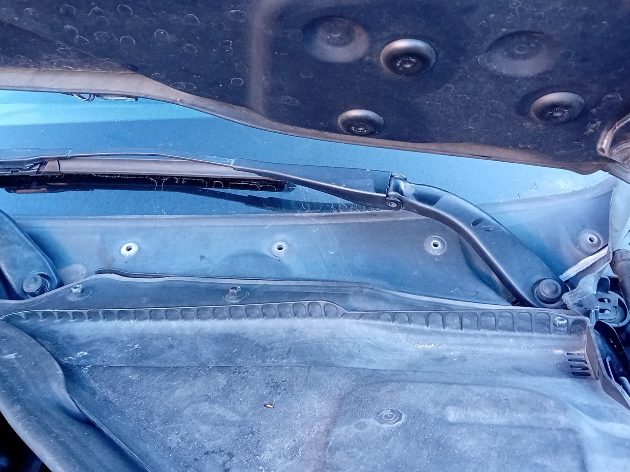 Windscreen wiper arm Left front