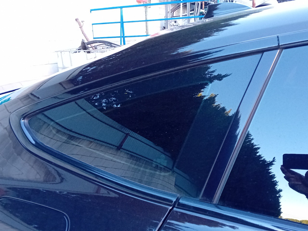 Right rear quarter glass
