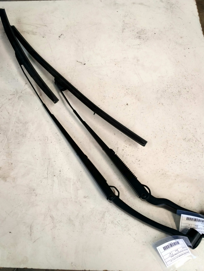 Windscreen wiper arm Left front