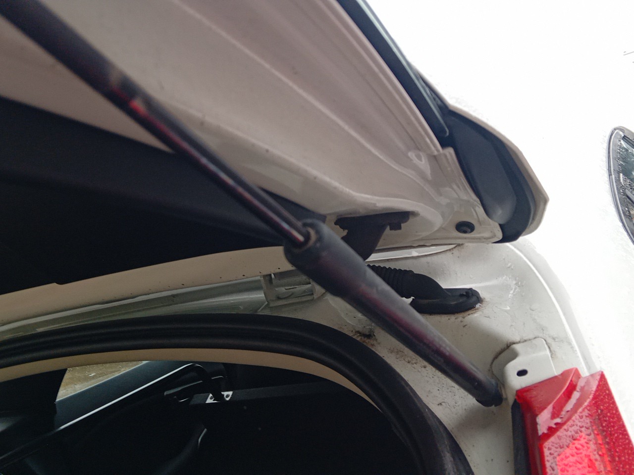 Trunk Shock Absorber VOLVO V40 Hatchback Imagem-1
