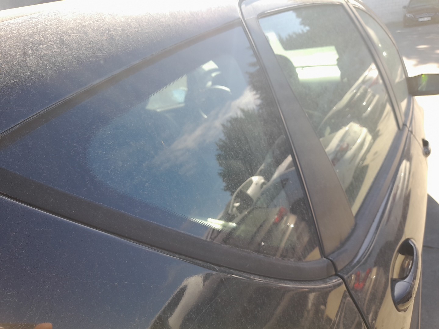 Right rear quarter glass