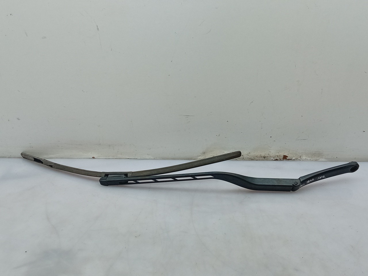 Windscreen wiper arm Left front