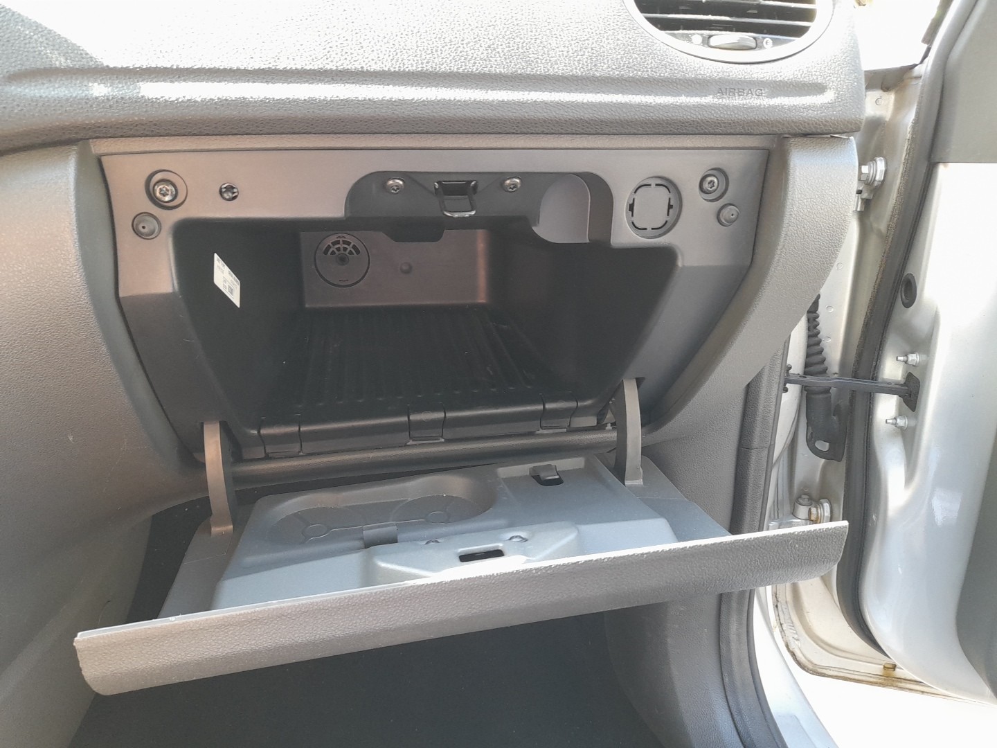 Ford Focus Mk2 glove box fitted location reference
