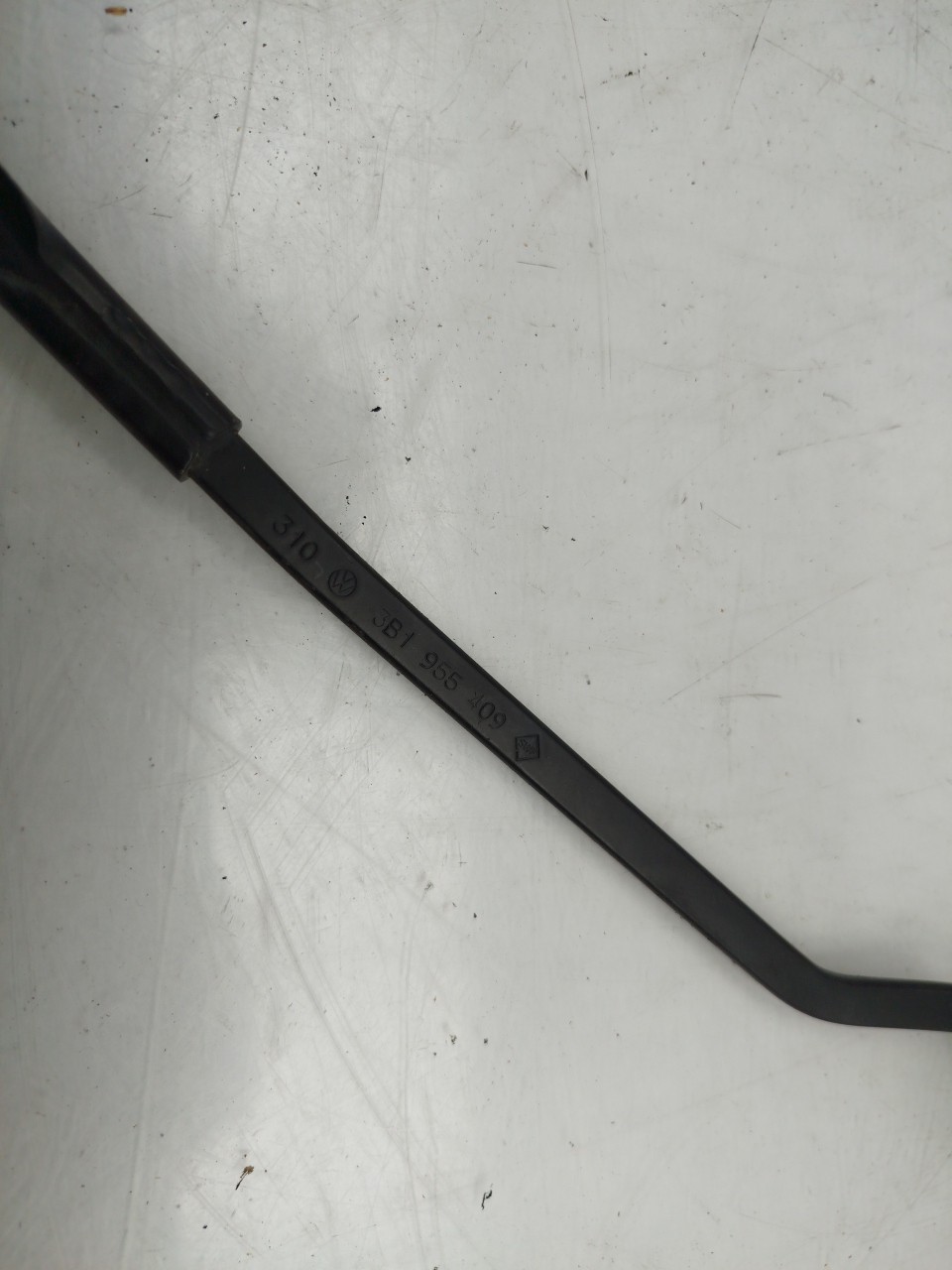 Windscreen wiper arm Right front VOLKSWAGEN Passat (3B3) Imagem-2