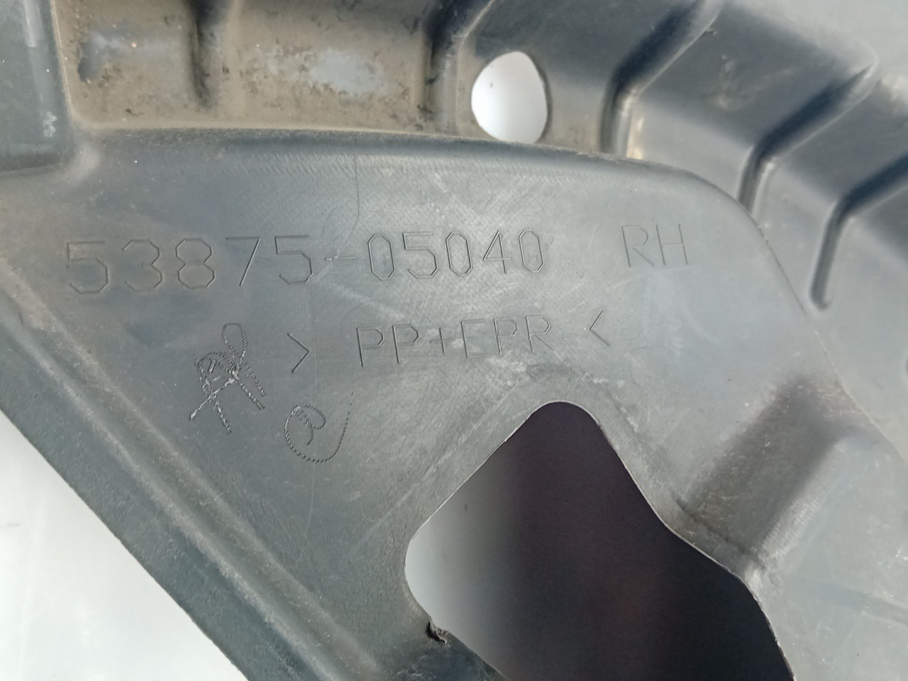 Front wheel arch right TOYOTA Avensis Sedan (_T22_) Imagem-1