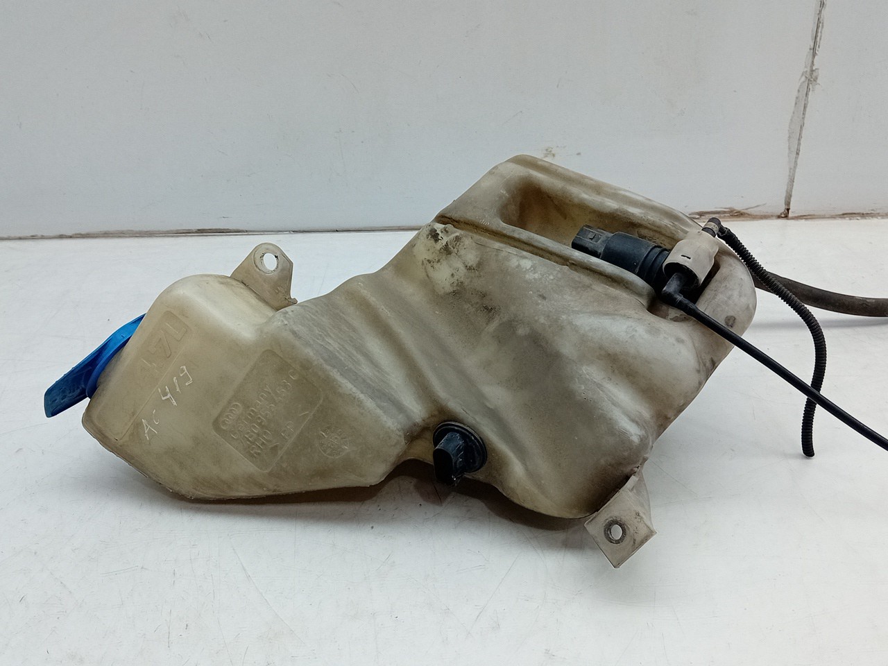 Windshield washer tank AUDI A6 Avant (4B5, C5) Imagem-1